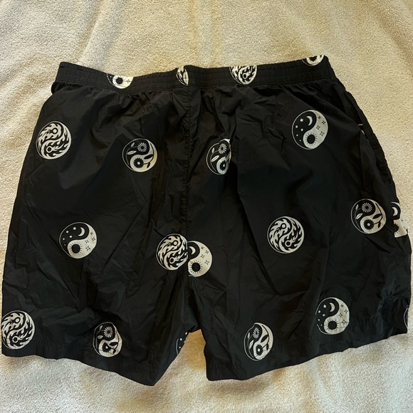 NIKE ying yang shorts pattern size large - Picture 5 of 5